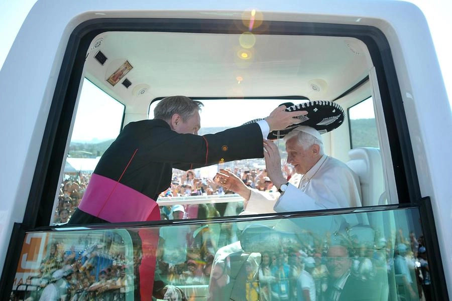 Padre Georg mette un cappello messicano a Benedetto XVI