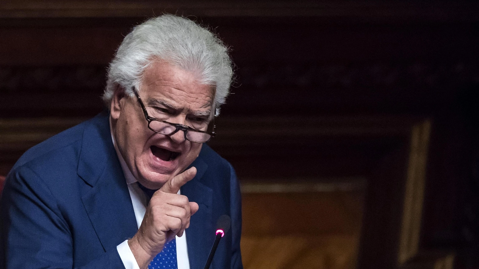 L’ex ’dominus’ di Forza Italia incassa un altro giudizio di ultimo grado ma è già agli arresti domiciliari per la condanna sul crac della sua banca. In carcere a Milano si è già costituito l’ex parlamentare toscano Parisi