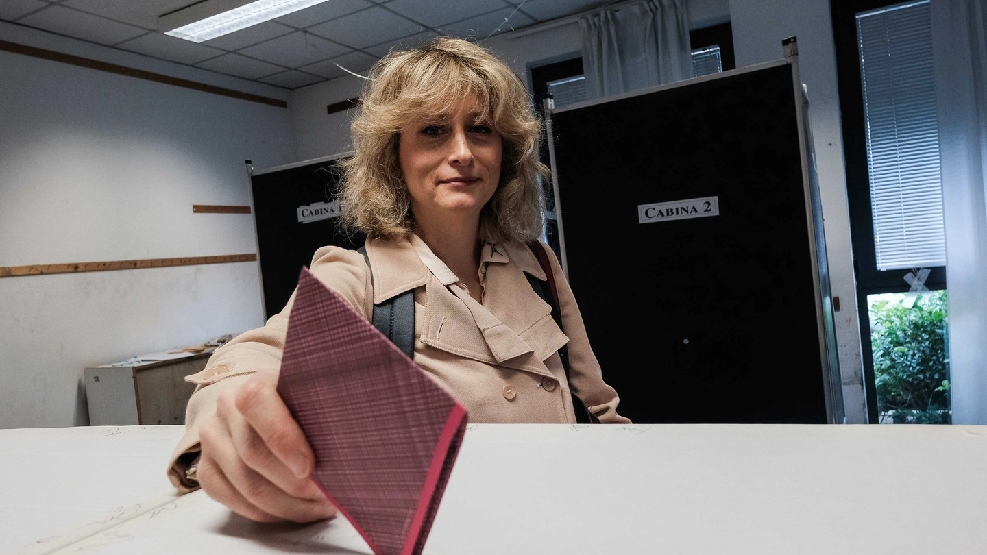 Una elettrice al voto, foto di repertorio (New Press Photo)