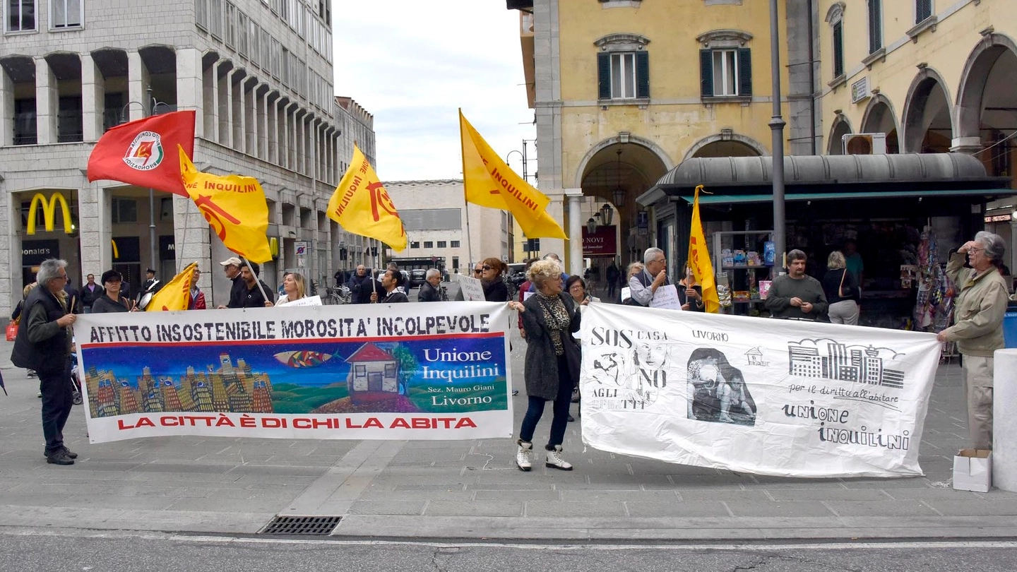 In piazza Grande a manifestare per la Giornata contro gli sfratti (Foto Novi)