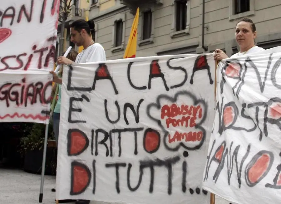 Ha la casa popolare e 320mila euro in banca