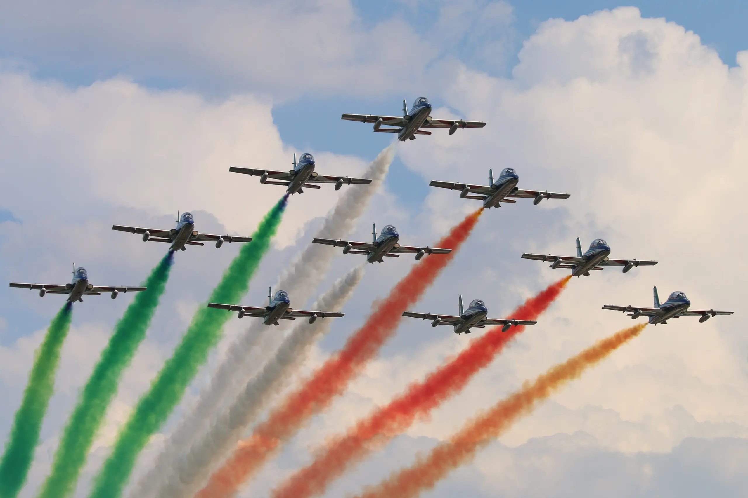 Frecce tricolori per annunciare la stagione sul litorale pisano