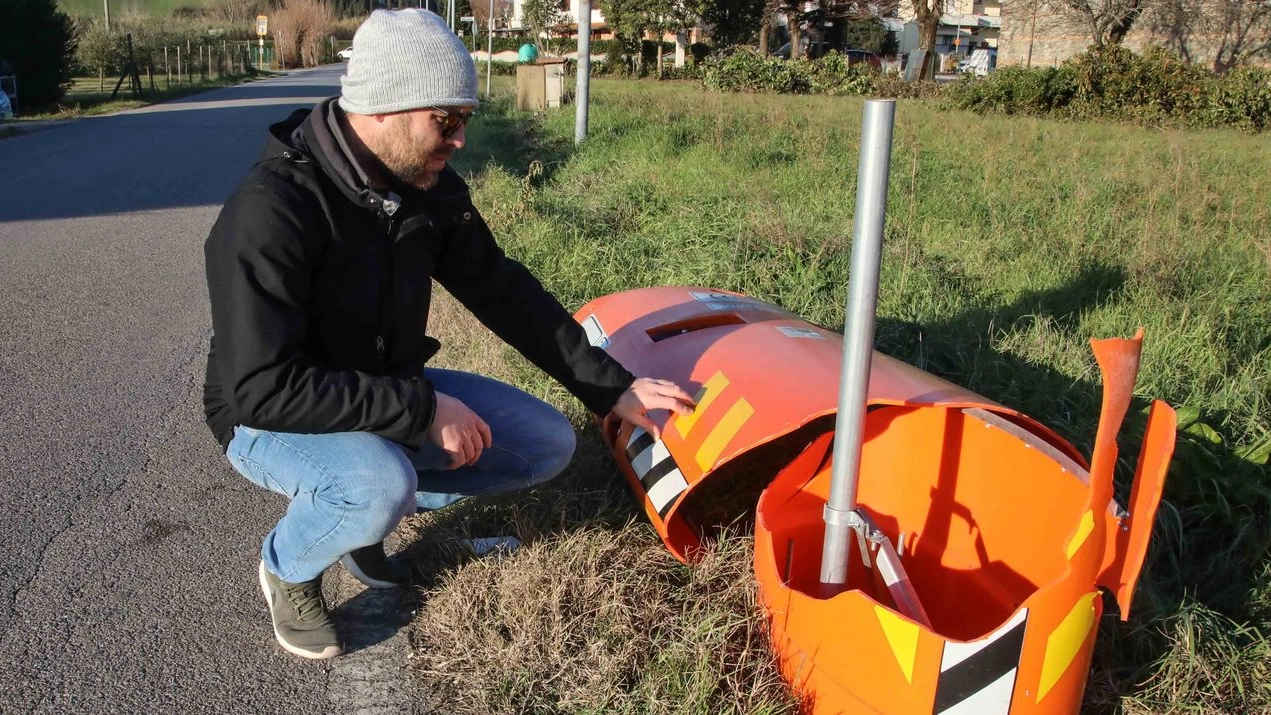 Lo ‘speed check’ di via della Motta a Pagnana è stato danneggiato per la terza volta in 2 anni