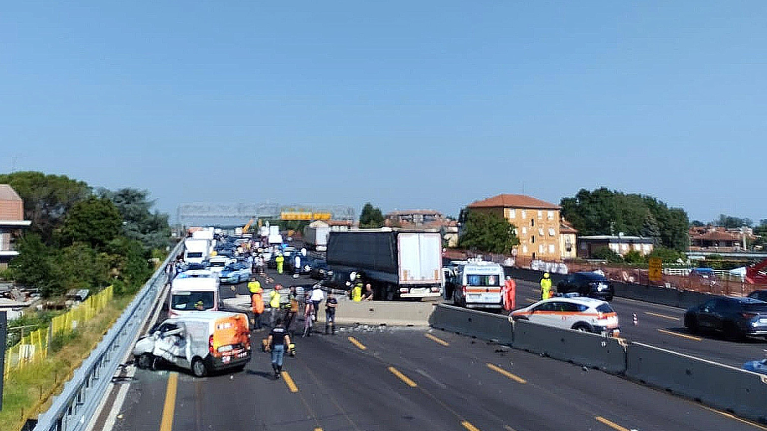 Un tir invade l’altra corsia e poi si schianta Paura in autostrada: feriti e maxi code Un tir invade l’altra corsia e poi si schianta Paura in autostrada: feriti e maxi code