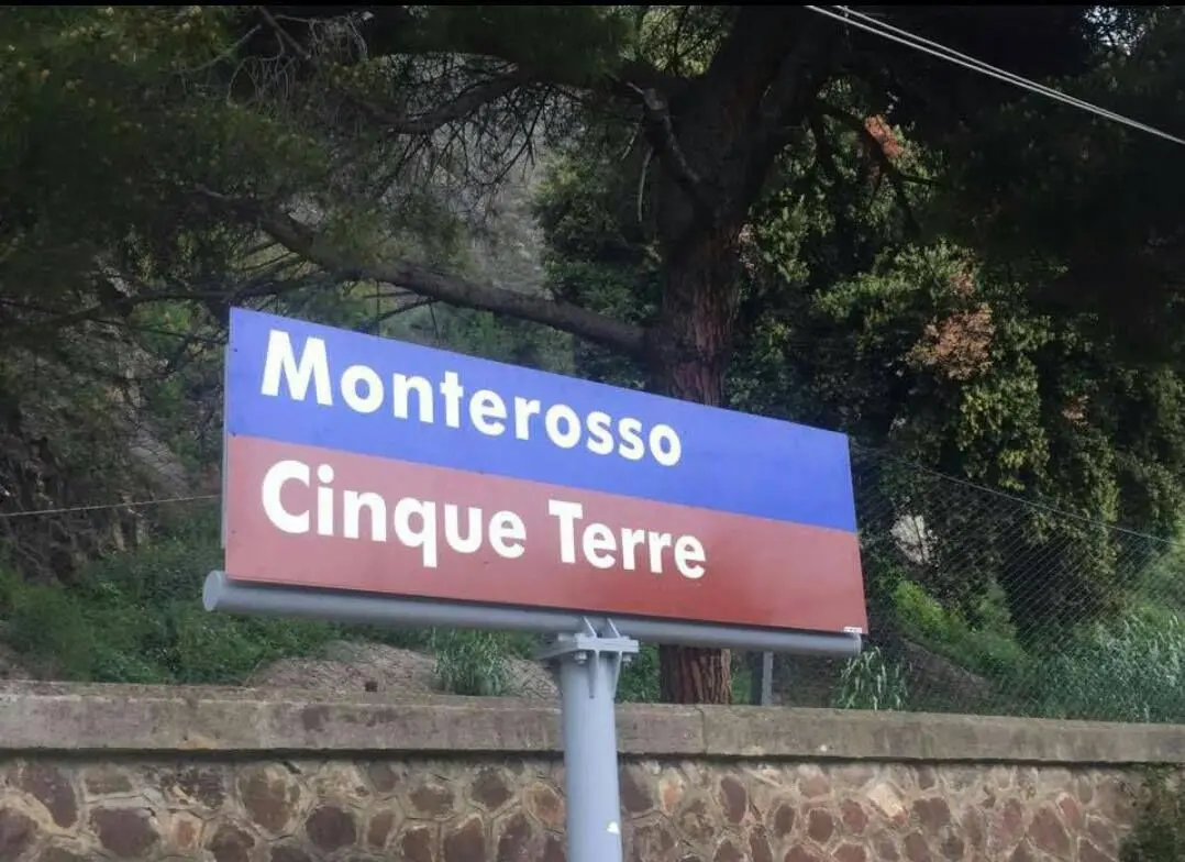 Nuovo look nelle stazioni del Parco nazionale: arrivano i cartelli 'Cinque Terre'