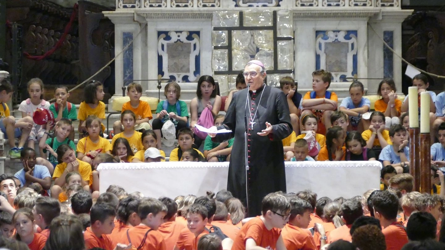 Festa degli oratori, il vescovo Agostinelli circondato dai bambini (foto Attalmi)