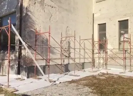 Sopralluogo a Quiesa "Il cantiere alla scuola si chiuderà in estate"