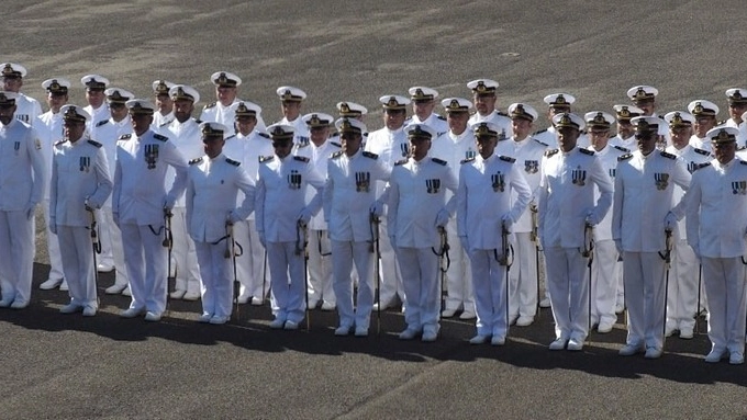  Un reparto della Marina militare salute il nuovo comandante del Cima