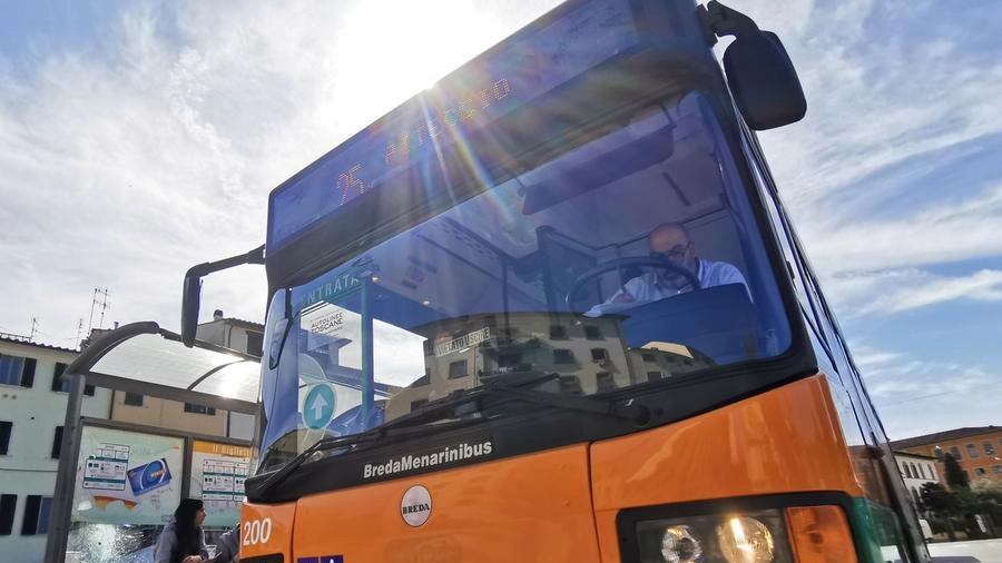 Autobus presi d'assalto a Pistoia