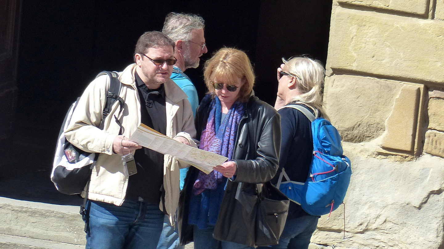 Alcuni turisti mentre "leggono" una mappa di Volterra