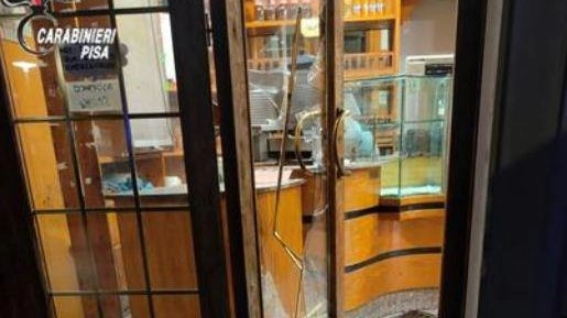Furto Si nasconde dietro il bancone: preso Furto Si nasconde dietro il bancone: preso