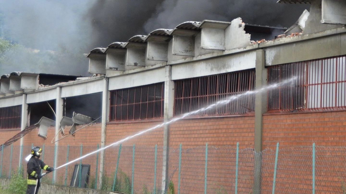 L'incendio del capannone a Gabolana nell'estate 2014 (foto Attalmi)