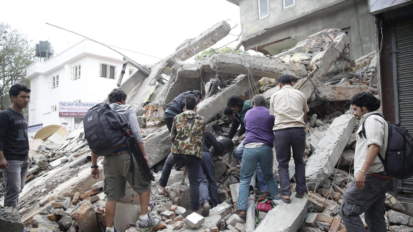 Una scena del drammatico terremoto che ha colpito il Nepal