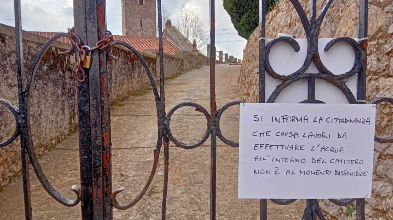 Il cartello al cimitero di Baccano che avvisa i visitatori del disservizio Il cartello al cimitero di Baccano che avvisa i visitatori del disservizio
