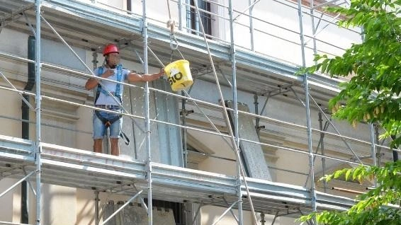 Vola giù dal ponteggio, è grave un operaio Vola giù dal ponteggio, è grave un operaio