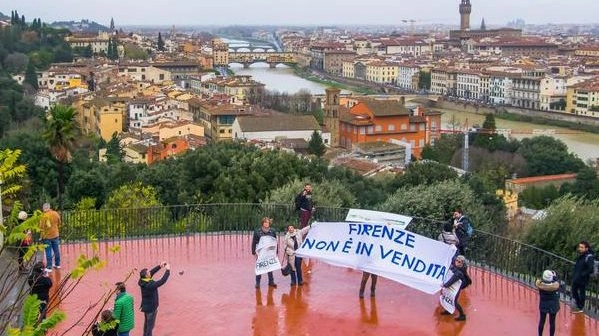 Lo striscione al Piazzale Michelangelo Lo striscione al Piazzale Michelangelo