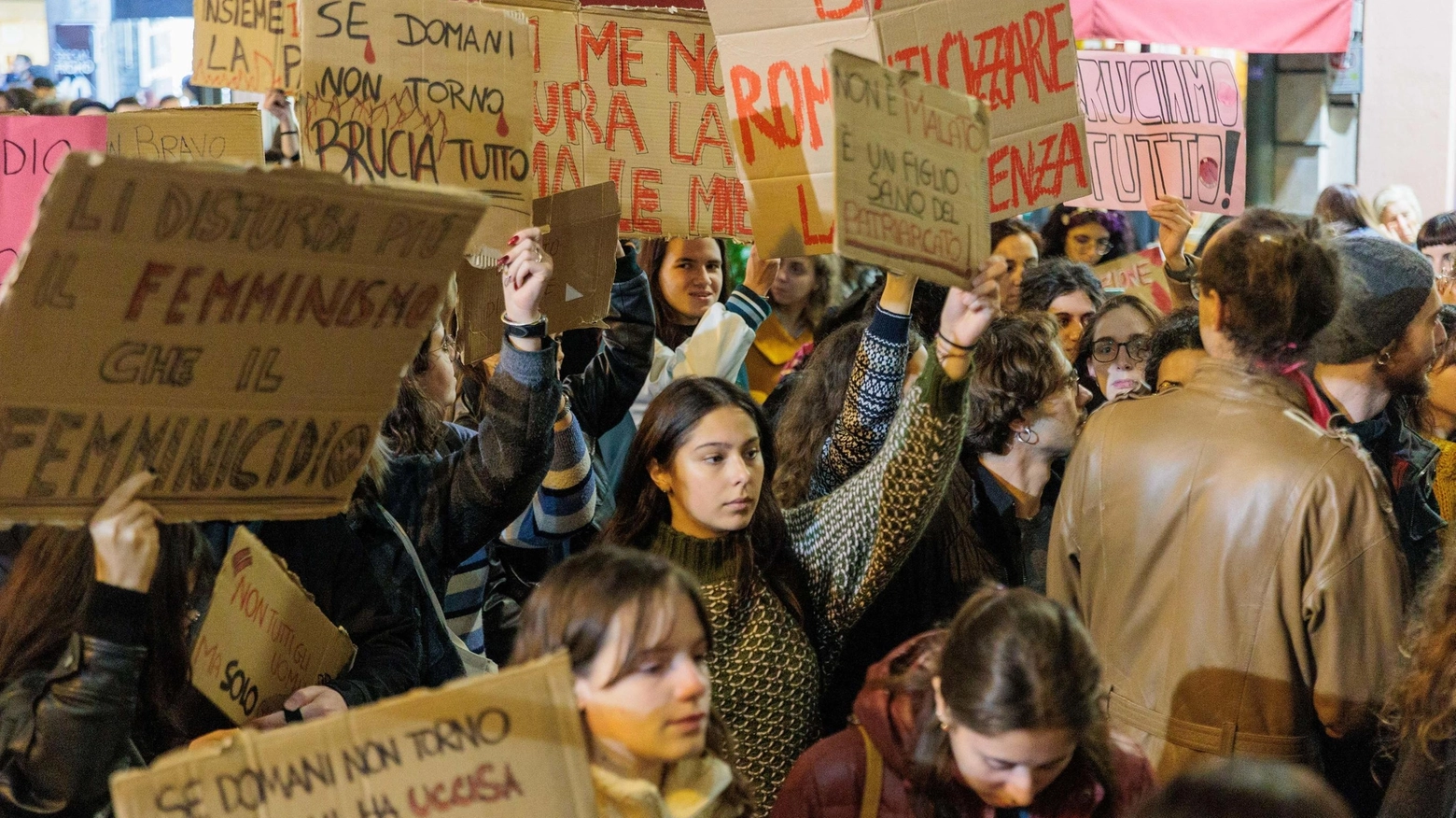 Passeggiata arrabbiata. Oltre mille in corteo sfilano per Giulia: "Bruciamo tutto" Passeggiata arrabbiata. Oltre mille in corteo sfilano per Giulia: "Bruciamo tutto"