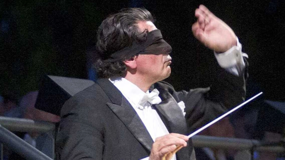 Alberto Veronesi con la benda sugli occhi (foto Umicini)