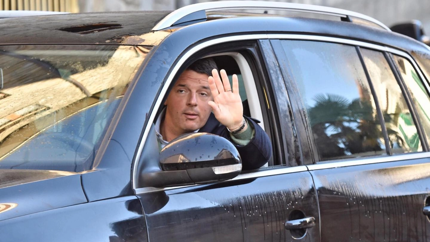 Crisi di governo, Renzi a casa: guida per le vie di Pontassieve (Ansa)