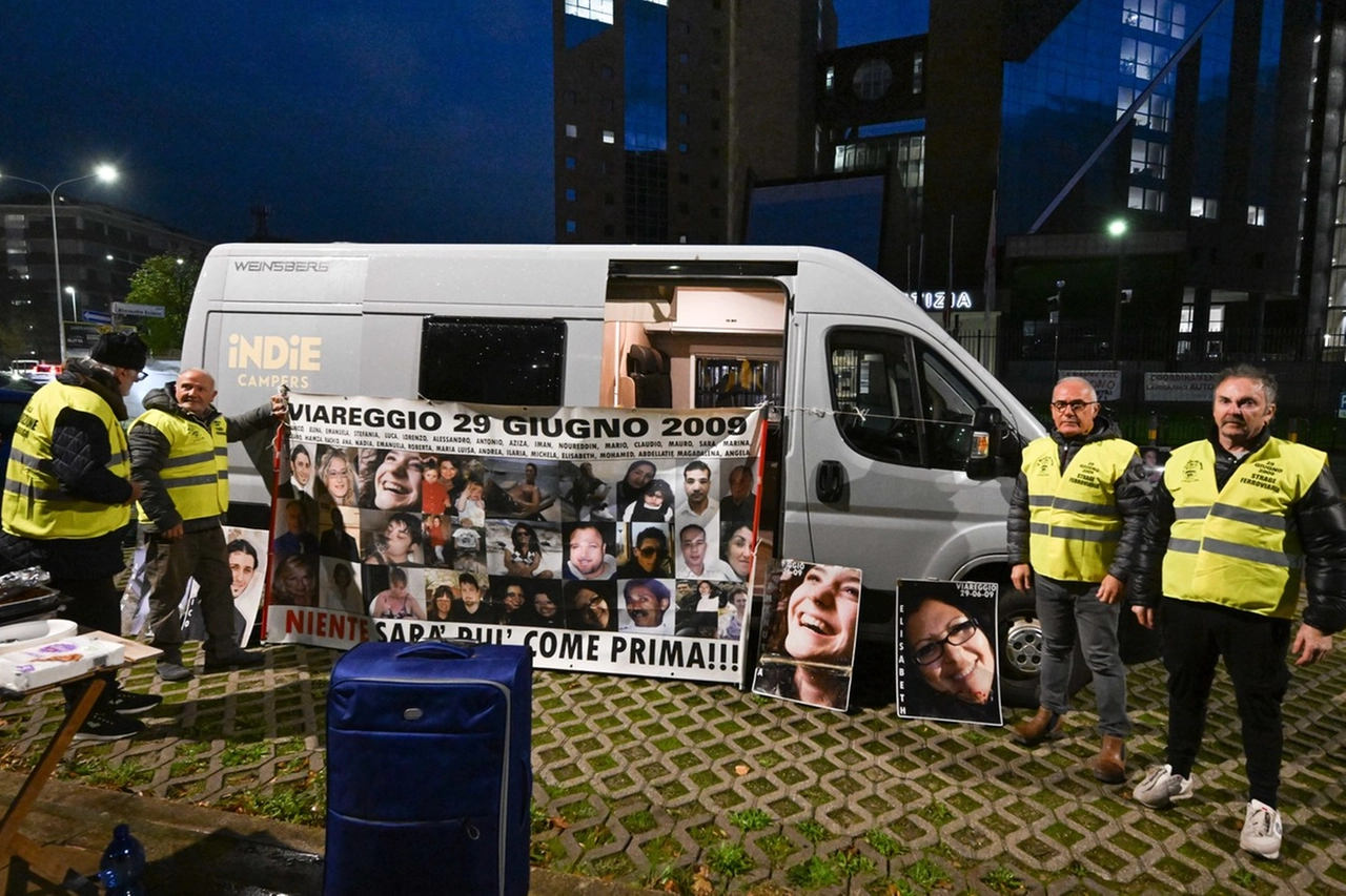I familiari delle vittime una settimana fa accampati anche di notte davanti al Tribunale di Firenze per il presidio di 32 ore no stop, tante quante furono le vittime