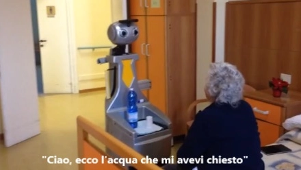 Il maggiordomo-robot durante la sperimentazione a Firenze