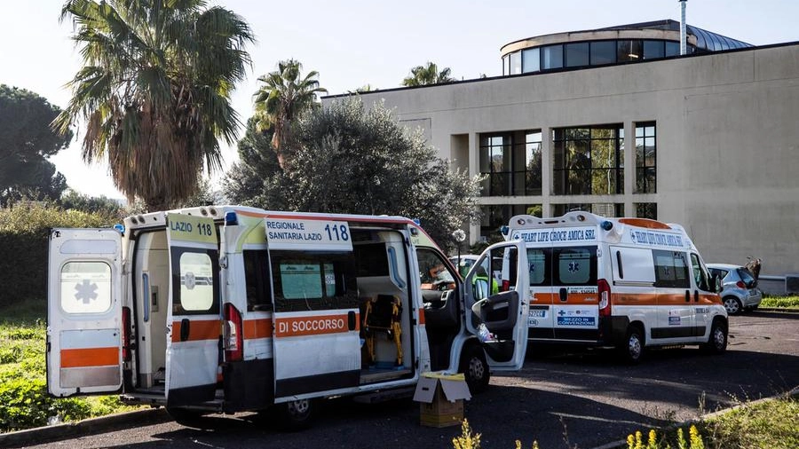 Ambulanze davanti all'ospedale romano Sandro Pertini 