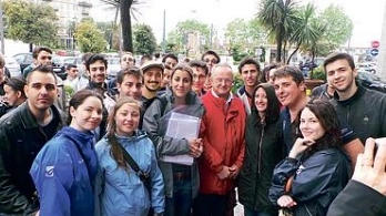 L'ingegner Nascetti, in rosso, con alcuni studenti