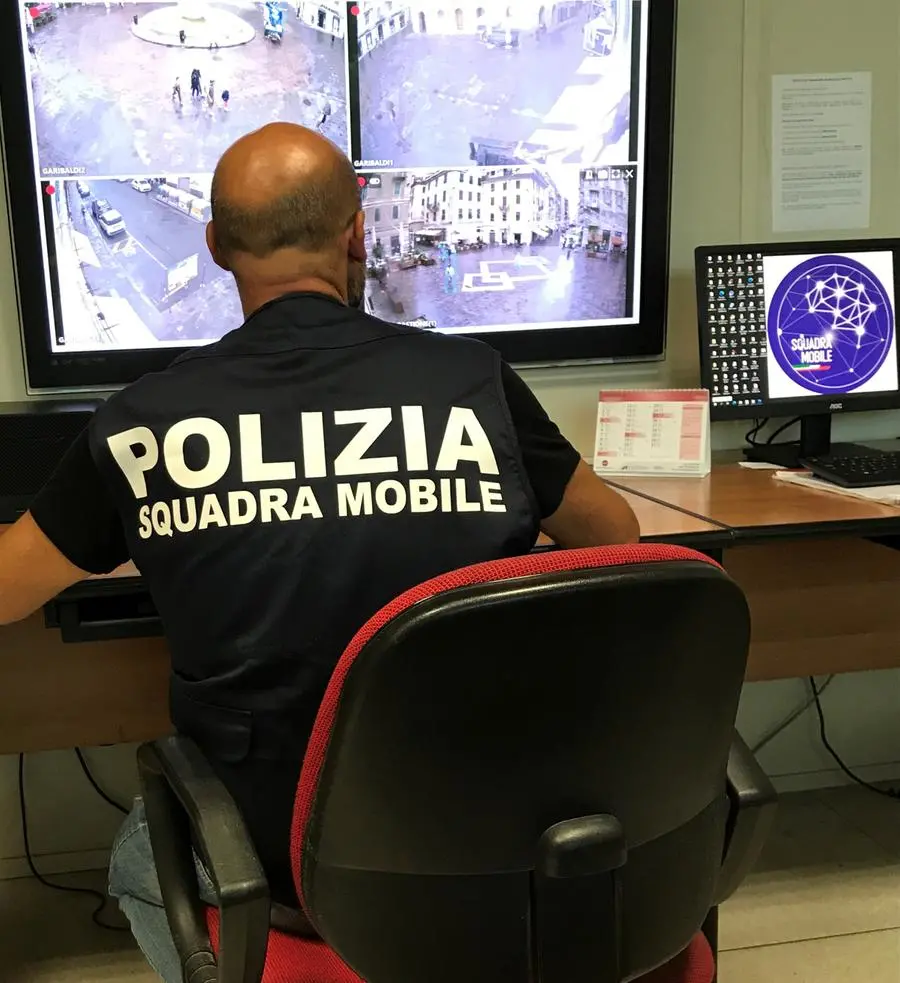 Rubano una borsa all'hub vaccinale e usano il bancomat, denunciati
