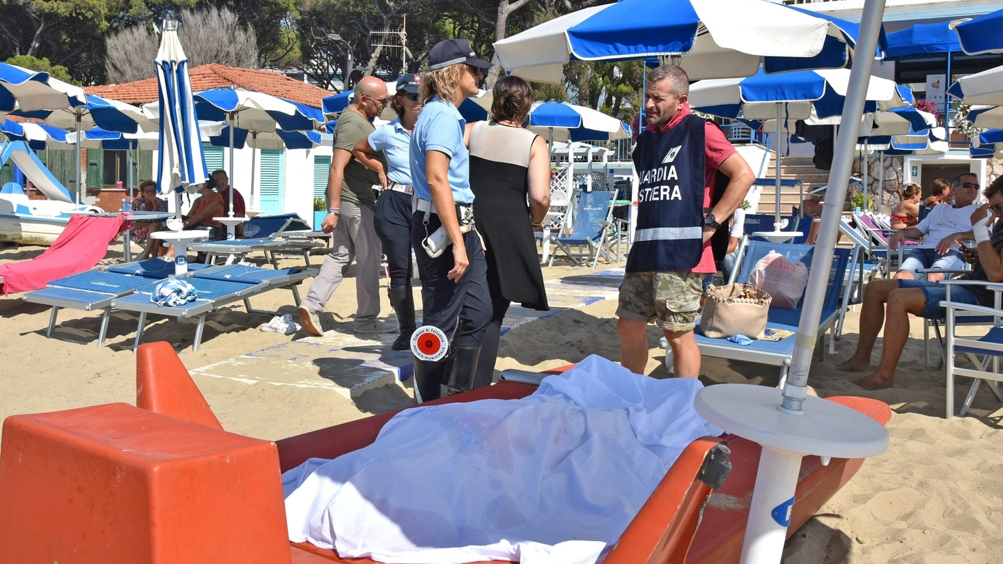 La polizia municipale sulla spiaggia dopo il ritrovamento del cadavere (Foto Agostini)