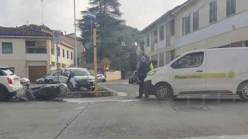 Via di Soffiano, scontro tra un furgone delle Poste e uno scooter