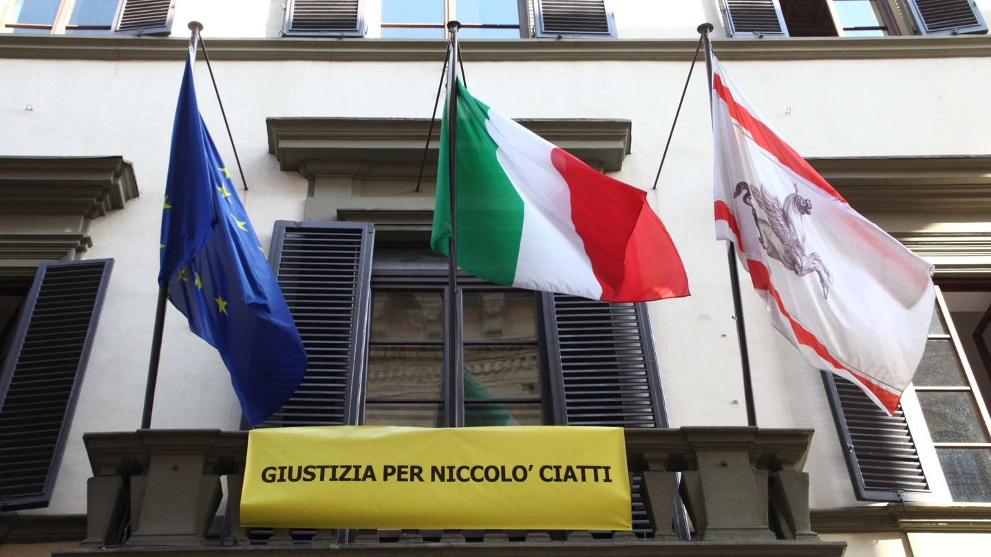 Striscione per Niccolò Ciatti sulla facciata del Consiglio regionale (New Press Photo) 