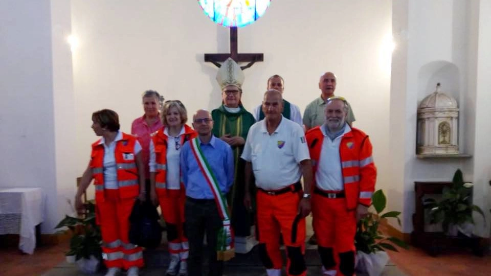 Il vescovo Tardelli con i volontari e il sindaco Luca Marmo