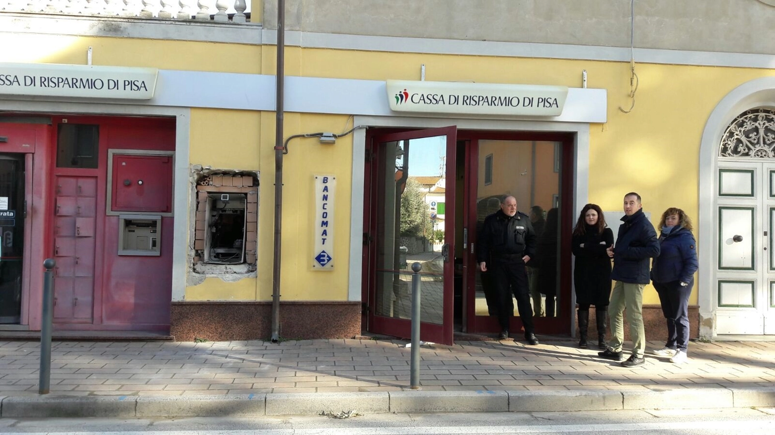 Il bancomat fatto saltare in aria alla filiale della Cassa di Risparmio di Pisa a Cenaia