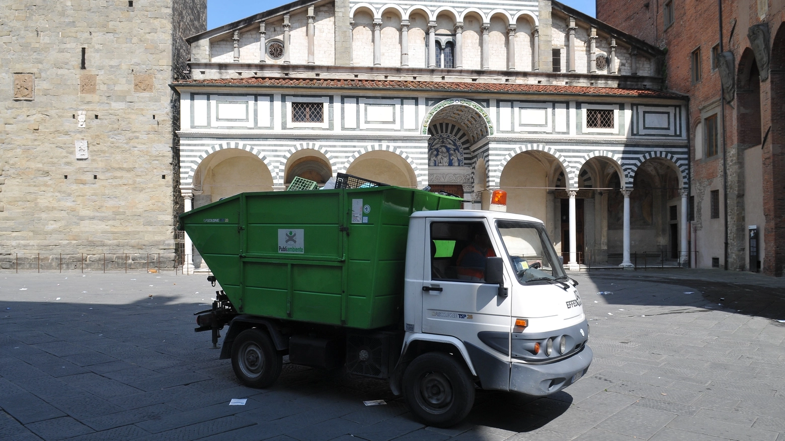 Spazzatrice di Publiambiente in piazza Duomo (Foto Luca Castellani)