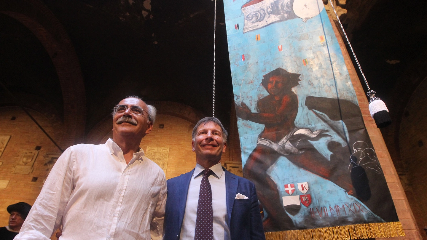 L'artista con il sindaco e il drappellone (Foto Lazzeroni)