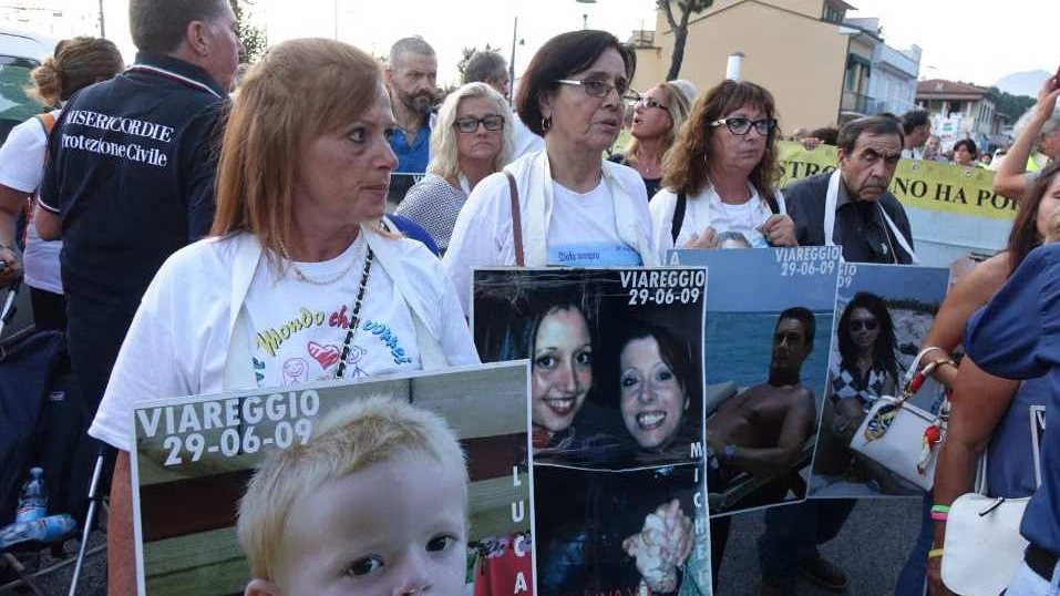 I familiari delle vittime della strage di Viareggio (Foto Umicini)
