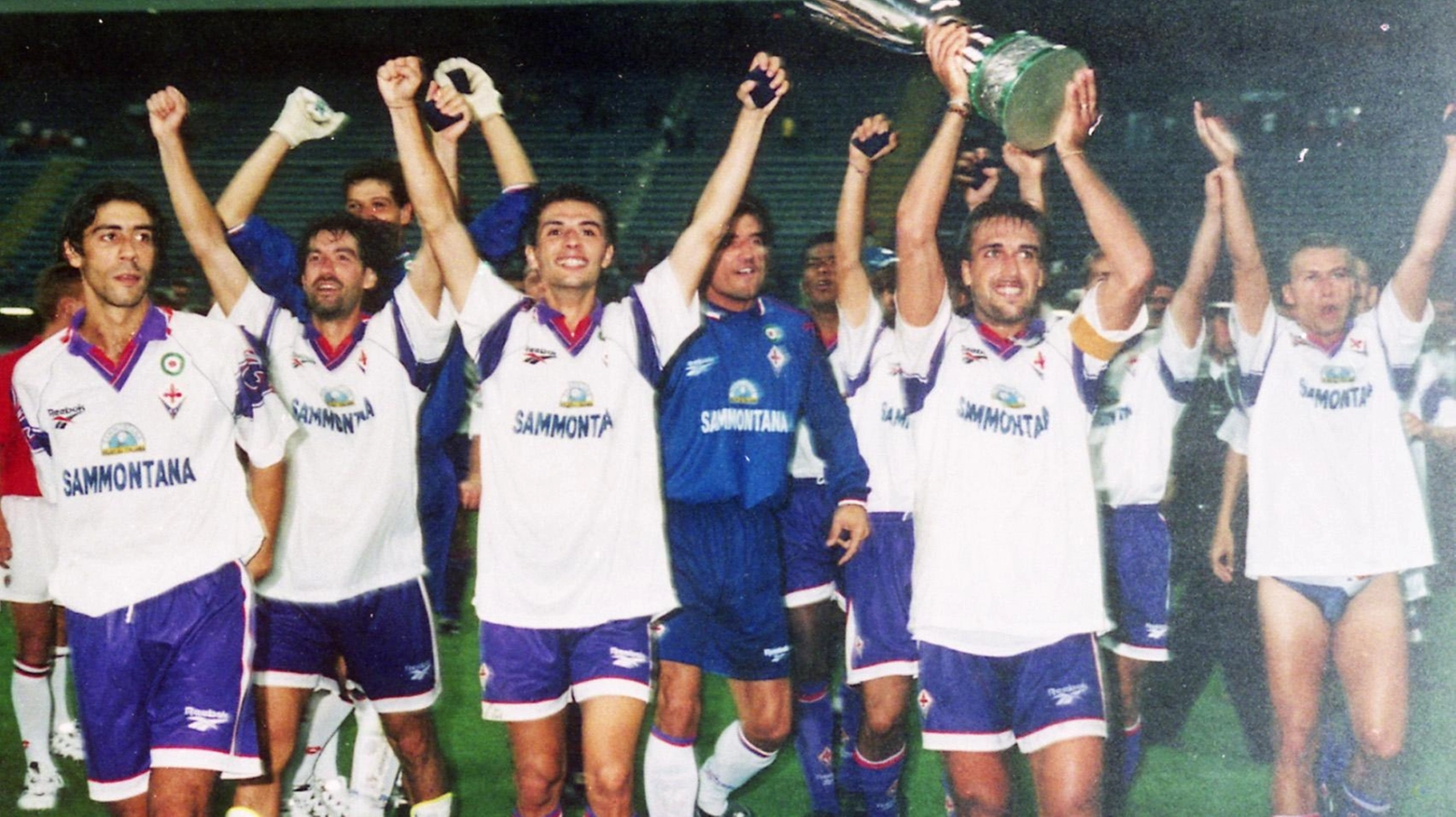 L'esultanza viola per la Supercoppa 1996