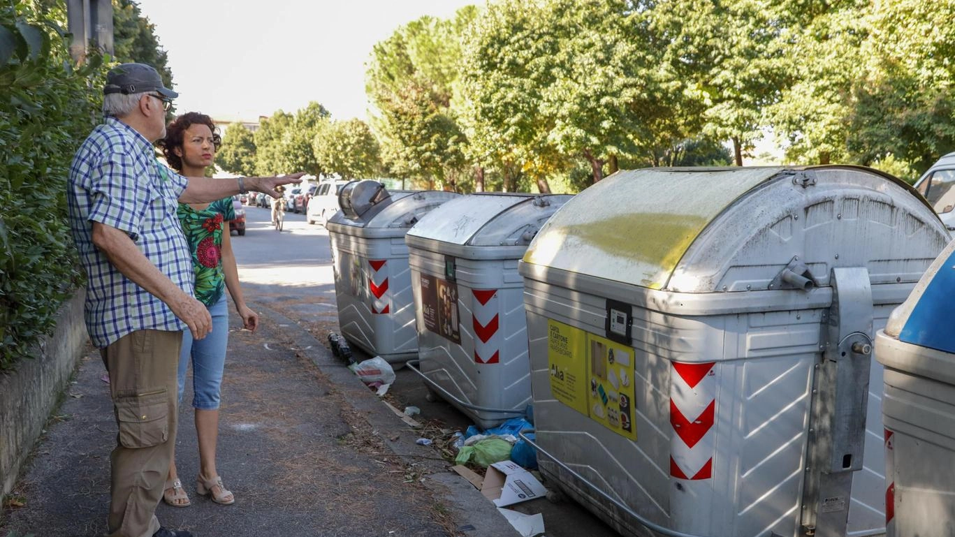 Cassonetti, rifiuti a terra e degrado. Rabbia dei residenti "Un disastro" Cassonetti, rifiuti a terra e degrado. Rabbia dei residenti "Un disastro"
