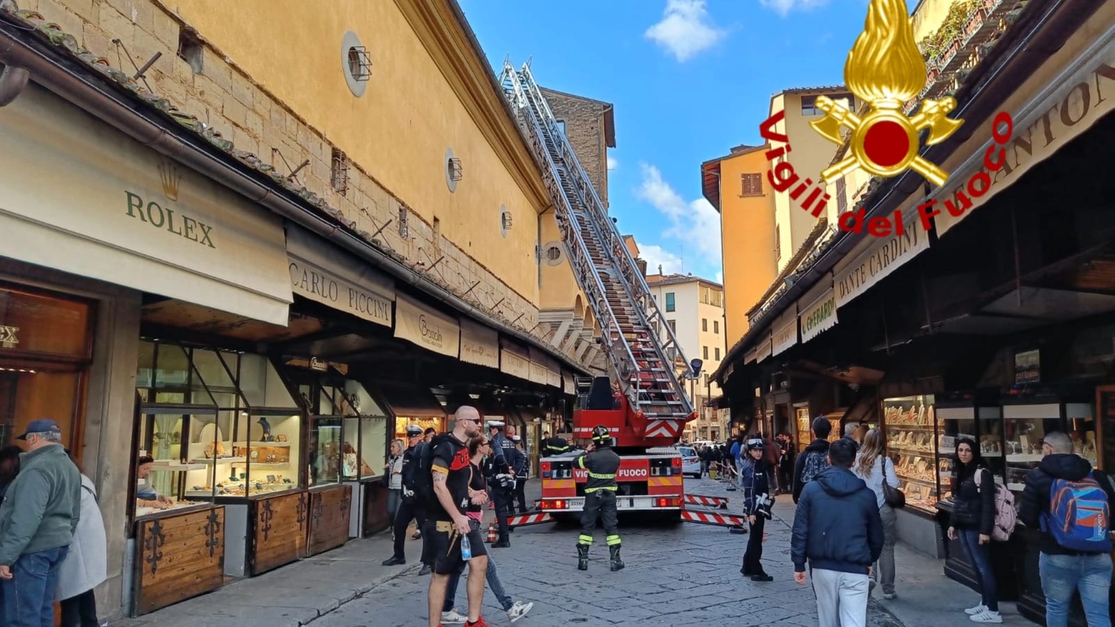 Vigili del Fuoco su Ponte Vecchio a Firenze