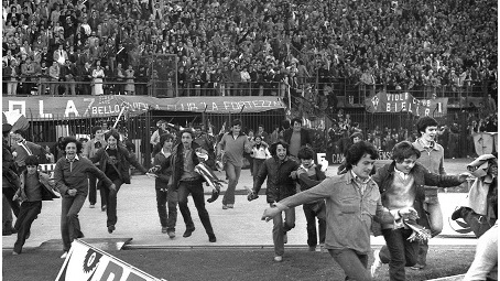 La festosa invasione di campo dopo Fiorentina-Genoa del 7 maggio 1978 (New Press Photo)