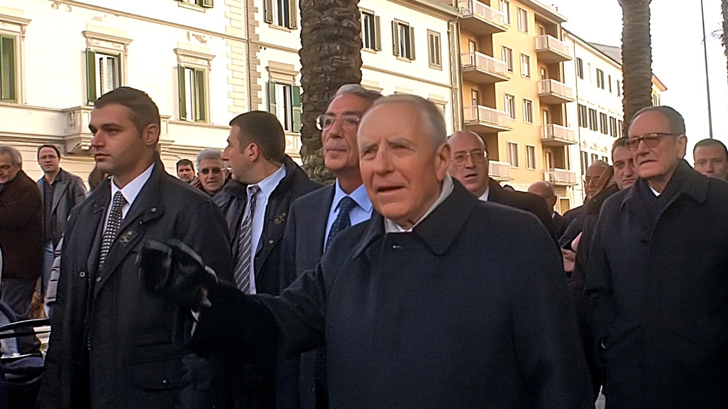 Il presidente Ciampi sul lungomare a Livorno. Il corteo funebre passerà di qui 