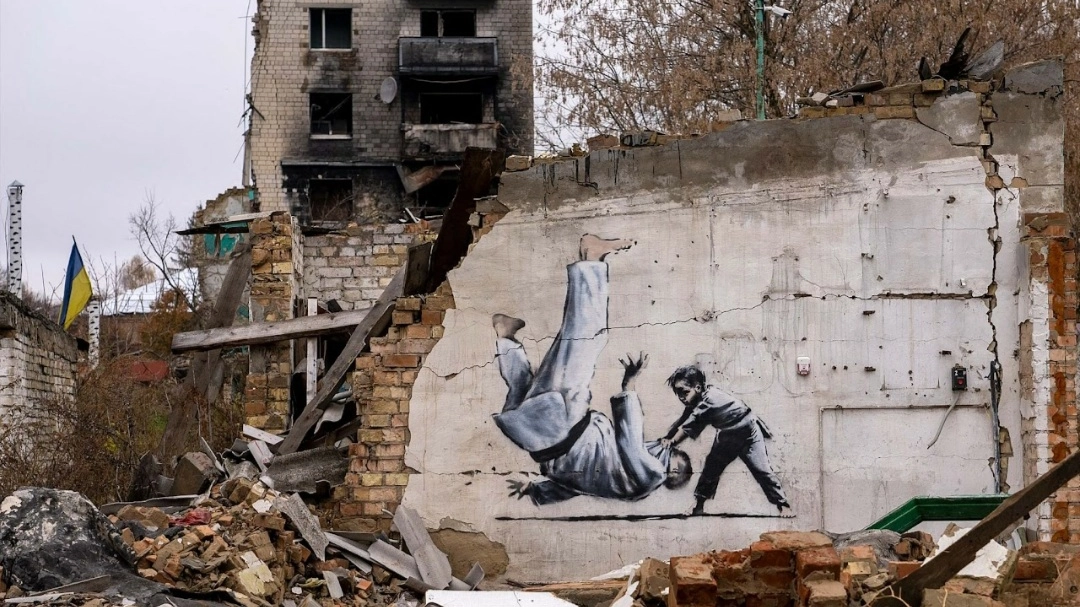 In esclusiva al cinema Astra la video installazione delle opere raffigurate tra le macerie di Kiev