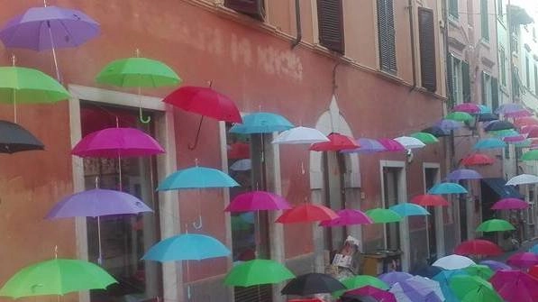 Gli ombrelli caduti in via Mazzini