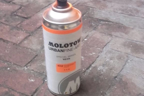 La bomboletta spray utilizzata per danneggiare la statua di Fischer in piazza Signoria