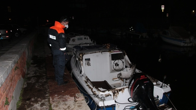L'imbarcazione danneggiata dalle fiamme (foto Umicini)