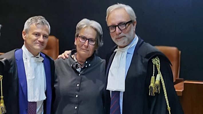 Marzia Corini con l’avvocato Vittorio Manes (a sinistra) e l’avvocato Giacomo Frazzitta 