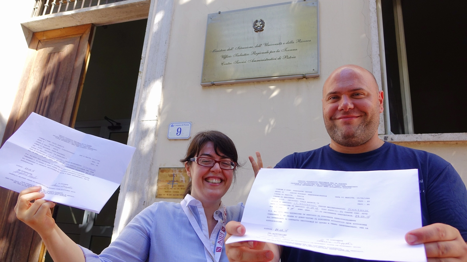 Angela Cecchi e Davide Franceschi mostrano il contratto firmato (foto Castellani)