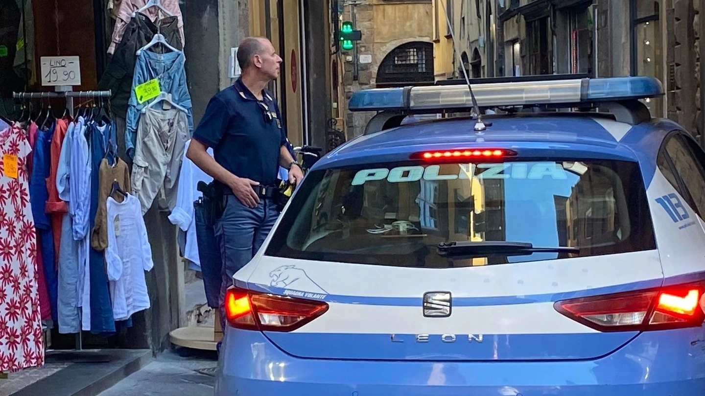 La volante della polizia in Santa Lucia, chiamata dopo lo scoppio della lite La volante della polizia in Santa Lucia, chiamata dopo lo scoppio della lite