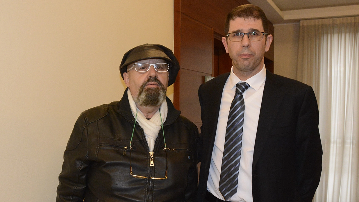 Da sinistra Bruno Poeti, l’ex agente che ha sparato ai ladri e il suo avvocato Adriano Galli (Foto Aprili)