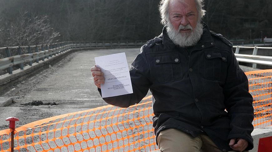 "Il viadotto riapre per un giorno A vostro rischio e pericolo..." "Il viadotto riapre per un giorno A vostro rischio e pericolo..."